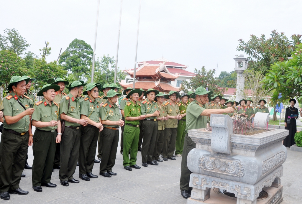 Giữ lửa truyền thống anh hùng qua hành trình về nguồn của lực lượng Công an chi viện chiến trường miền Nam Giữ lửa truyền thống anh hùng qua hành trình về nguồn của lực lượng Công an chi viện chiến trường miền Nam