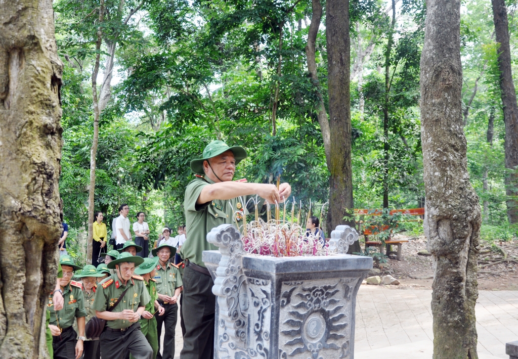 Giữ lửa truyền thống anh hùng qua hành trình về nguồn của lực lượng Công an chi viện chiến trường miền Nam Giữ lửa truyền thống anh hùng qua hành trình về nguồn của lực lượng Công an chi viện chiến trường miền Nam