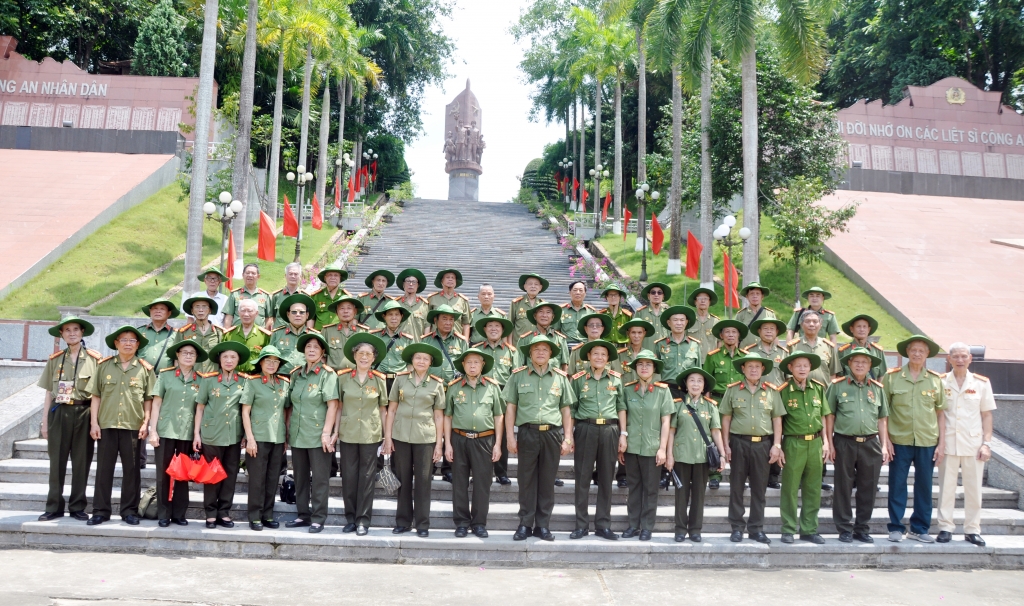 Giữ lửa truyền thống anh hùng qua hành trình về nguồn của lực lượng Công an chi viện chiến trường miền Nam Giữ lửa truyền thống anh hùng qua hành trình về nguồn của lực lượng Công an chi viện chiến trường miền Nam