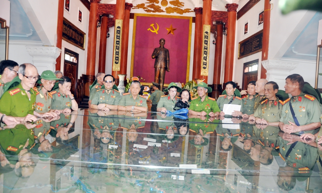 Giữ lửa truyền thống anh hùng qua hành trình về nguồn của lực lượng Công an chi viện chiến trường miền Nam Giữ lửa truyền thống anh hùng qua hành trình về nguồn của lực lượng Công an chi viện chiến trường miền Nam