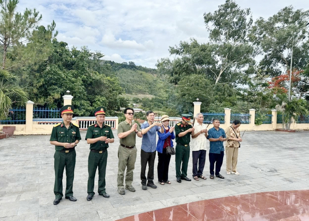 Hội Cựu CAND tỉnh Gia Lai dâng hương tri ân các liệt sĩ tại Ka Nak