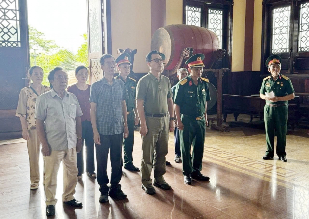 Hội Cựu CAND tỉnh Gia Lai dâng hương tri ân các liệt sĩ tại Ka Nak