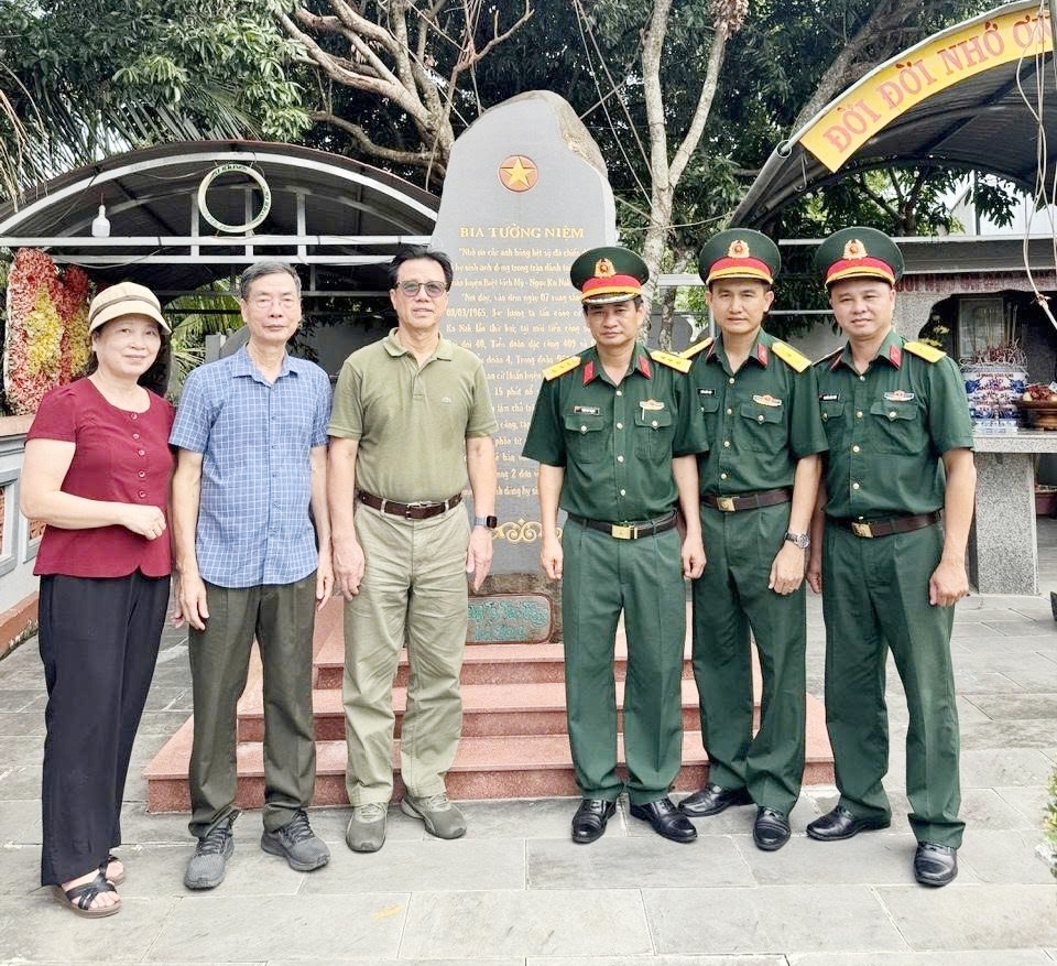 Hội Cựu CAND tỉnh Gia Lai dâng hương tri ân các liệt sĩ tại Ka Nak