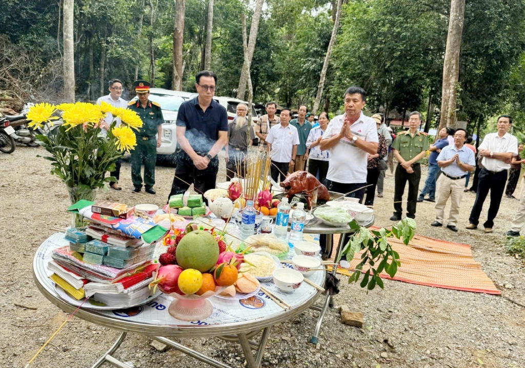 Hội Cựu CAND tỉnh Gia Lai dâng hương tri ân các liệt sĩ tại Ka Nak