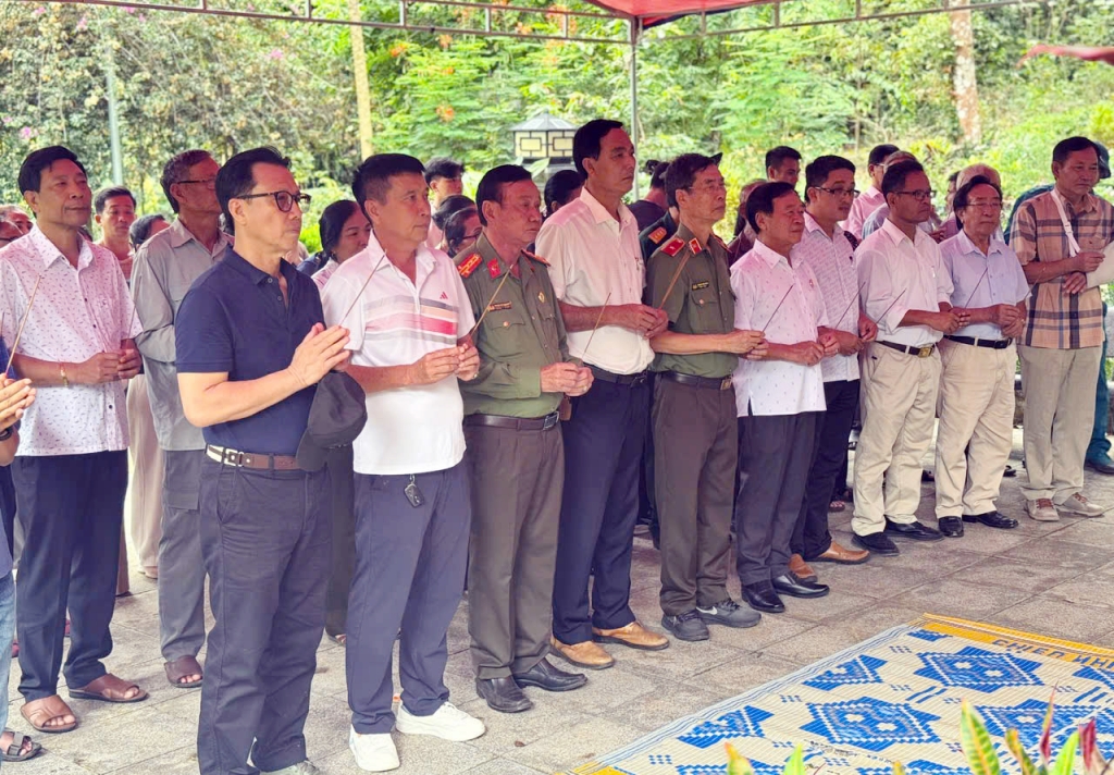Hội Cựu CAND tỉnh Gia Lai dâng hương tri ân các liệt sĩ tại Ka Nak