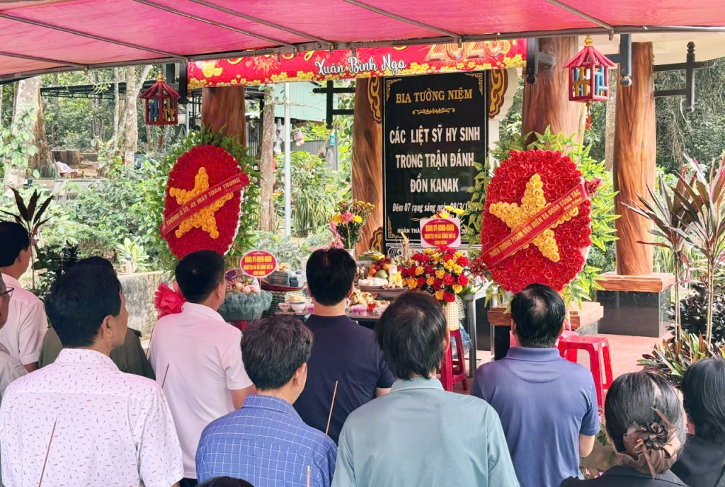 Hội Cựu CAND tỉnh Gia Lai dâng hương tri ân các liệt sĩ tại Ka Nak