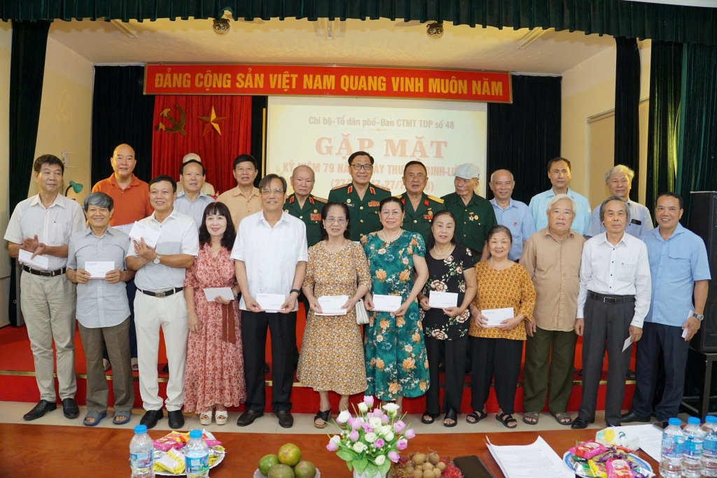 Hà Nội: Chi hội Cựu CAND Tổ 48 phường Nghĩa Đô gặp mặt và trao quà tri ân nhân ngày 27/7