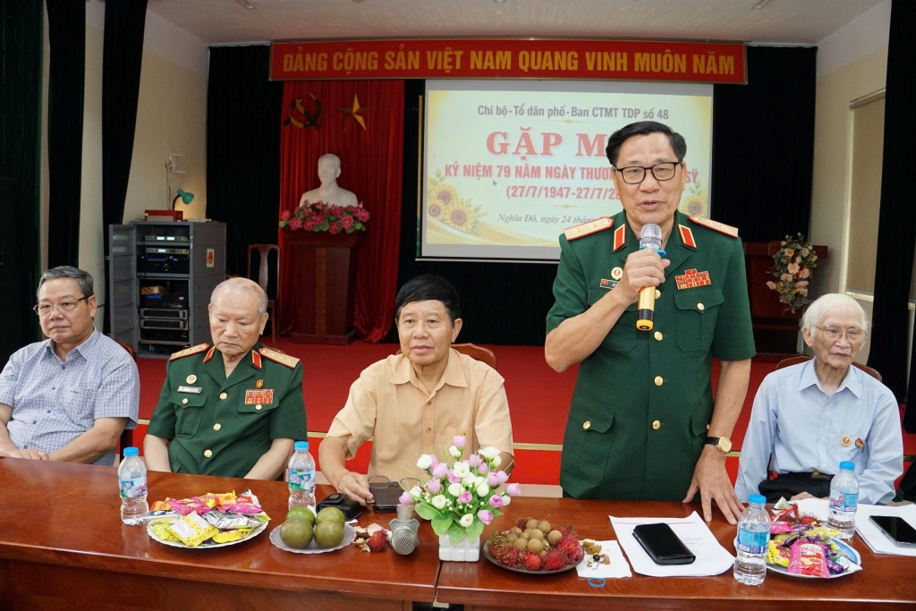 Hà Nội: Chi hội Cựu CAND Tổ 48 phường Nghĩa Đô gặp mặt và trao quà tri ân nhân ngày 27/7
