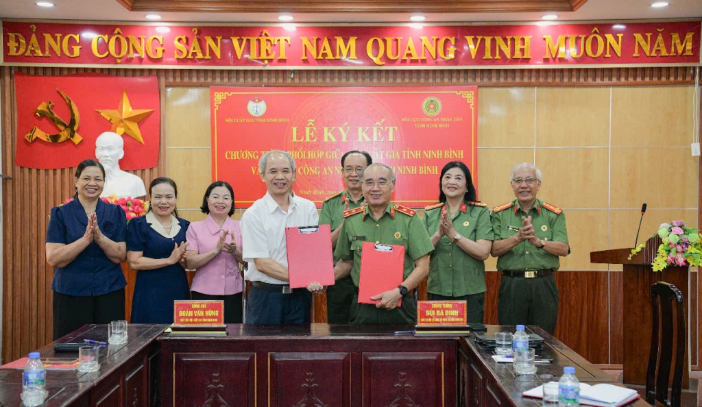 Ninh Bình: Hội Luật gia tỉnh và Hội Cựu CAND tỉnh ký kết Chương trình phối hợp công tác