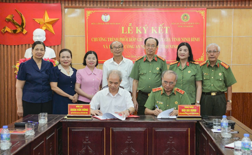 Ninh Bình: Hội Luật gia tỉnh và Hội Cựu CAND tỉnh ký kết Chương trình phối hợp công tác