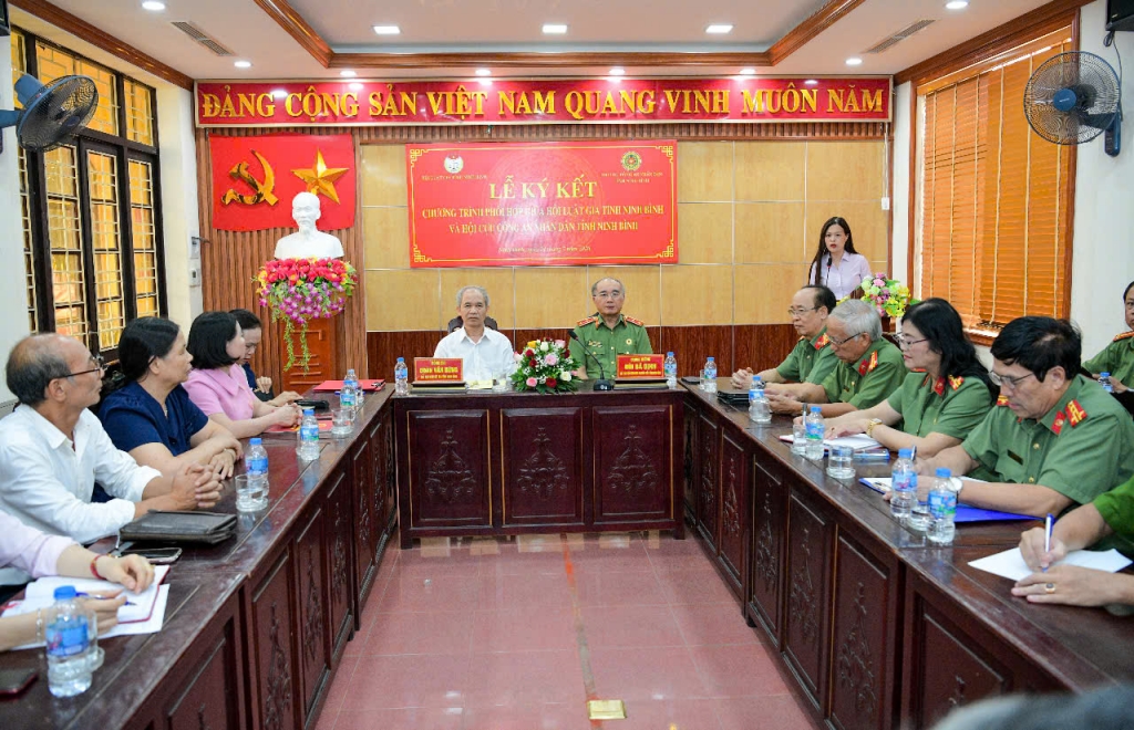 Ninh Bình: Hội Luật gia tỉnh và Hội Cựu CAND tỉnh ký kết Chương trình phối hợp công tác