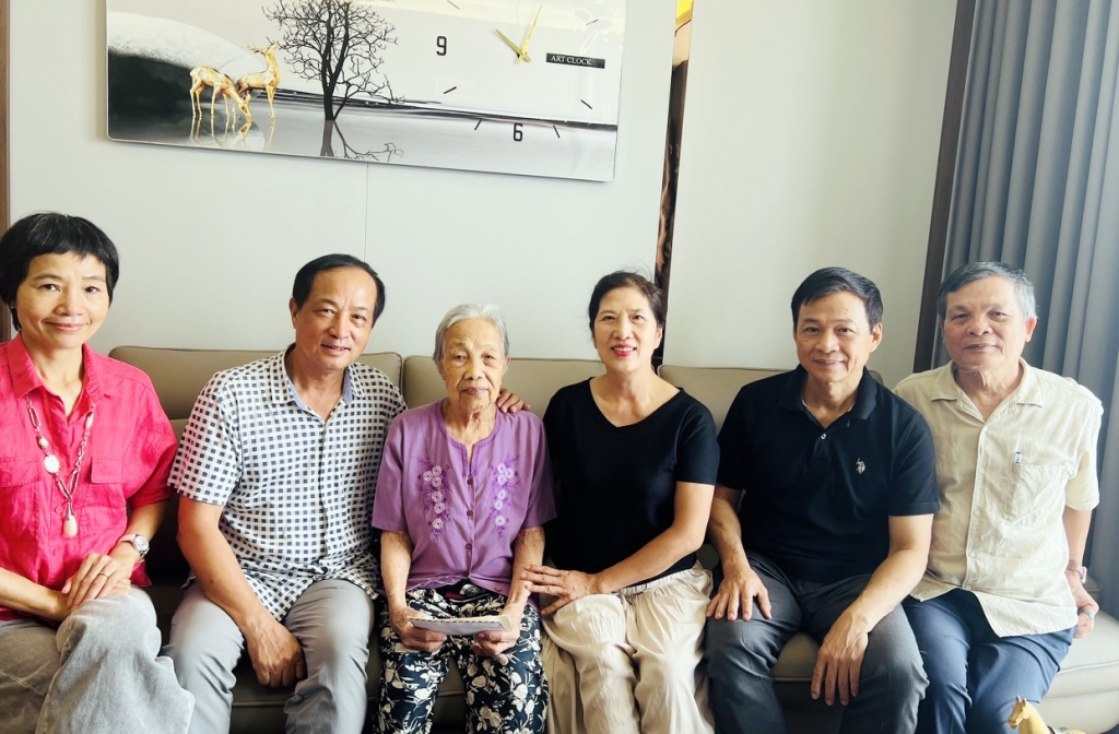 Những câu chuyện xúc động phía sau hành trình tri ân của Hội Cựu CAND phường Dương Nội, Hà Nội