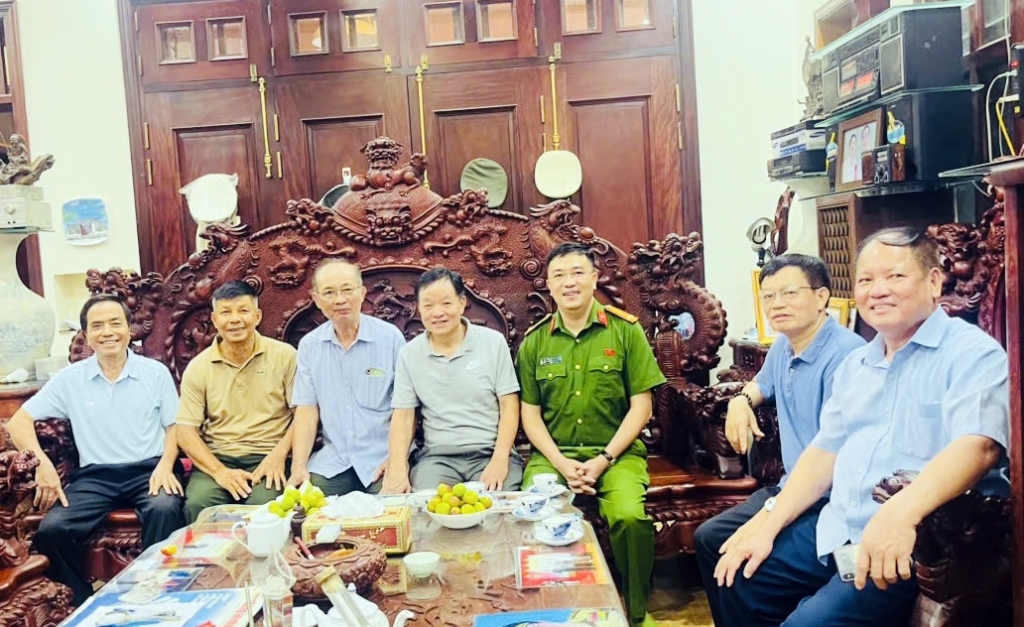 Những câu chuyện xúc động phía sau hành trình tri ân của Hội Cựu CAND phường Dương Nội, Hà Nội