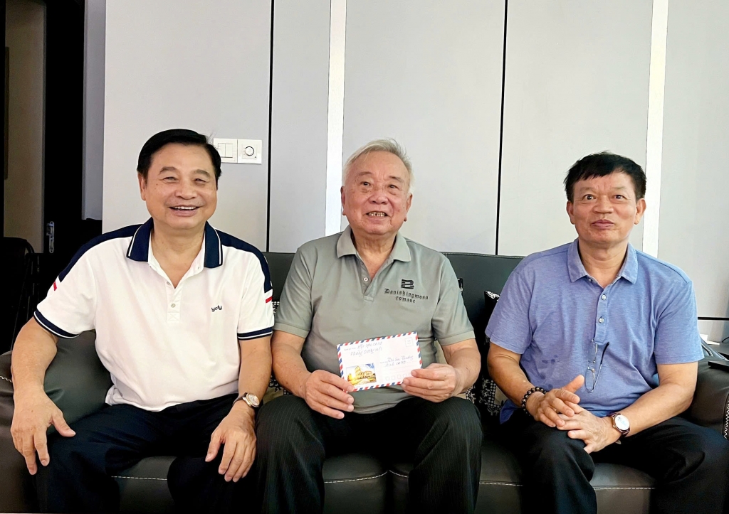 Những câu chuyện xúc động phía sau hành trình tri ân của Hội Cựu CAND phường Dương Nội, Hà Nội