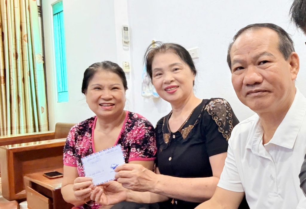 Những câu chuyện xúc động phía sau hành trình tri ân của Hội Cựu CAND phường Dương Nội, Hà Nội