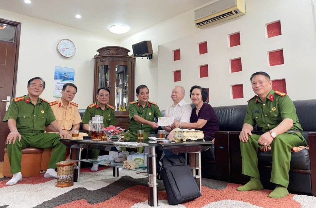 Hải Phòng: Hội Cựu CAND phường Hồng Bàng tri ân các thương binh, thân nhân liệt sĩ nhân ngày 27/7