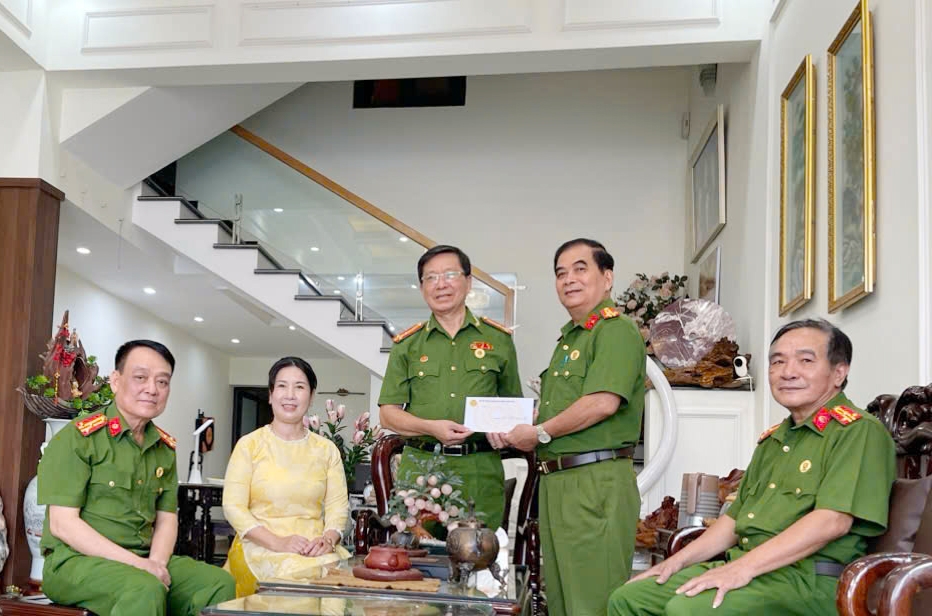 Hải Phòng: Hội Cựu CAND phường Hồng Bàng tri ân các thương binh, thân nhân liệt sĩ nhân ngày 27/7