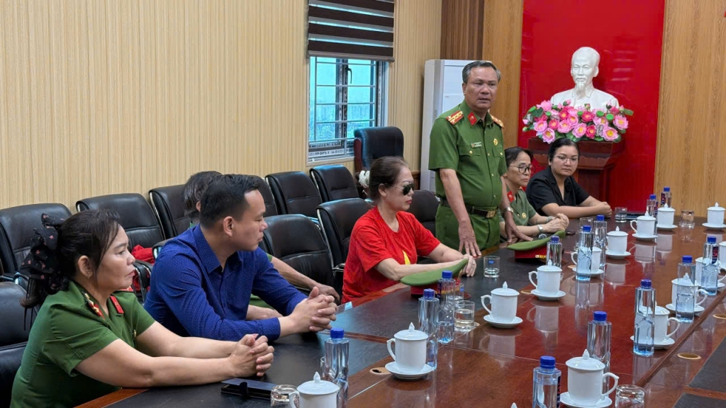 Hội Cựu CAND tỉnh Lai Châu sẻ chia đau thương với các gia đình nạn nhân trận lũ lịch sử
