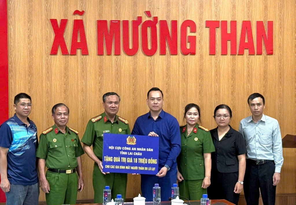Hội Cựu CAND tỉnh Lai Châu sẻ chia đau thương với các gia đình nạn nhân trận lũ lịch sử