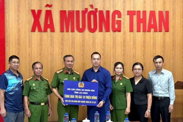 Hội Cựu CAND tỉnh Lai Châu sẻ chia đau thương với các gia đình nạn nhân trận lũ lịch sử
