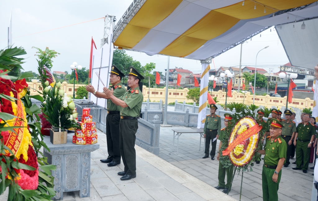 Hội Cựu CAND xã Nội Bài, TP. Hà Nội dâng hương tri ân các Anh hùng liệt sĩ