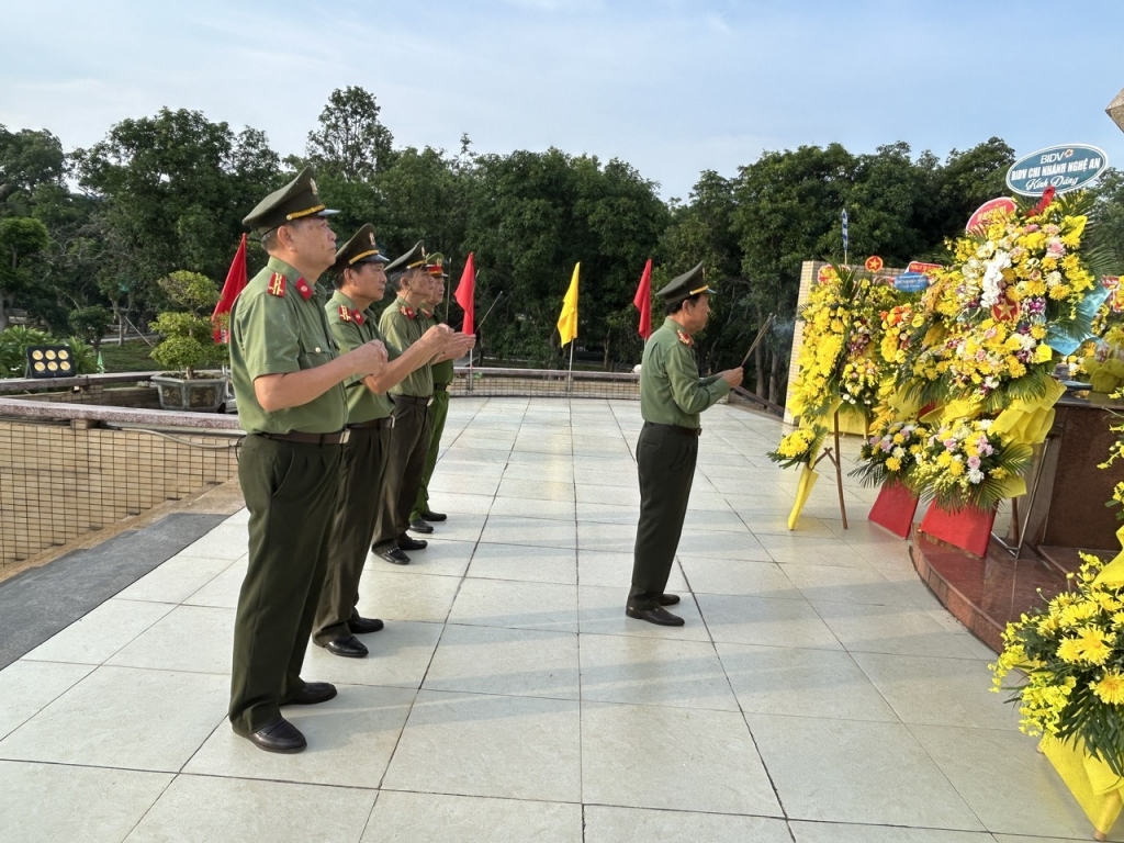 Hội Cựu CAND tỉnh Nghệ An dâng hương, dâng hoa tri ân các Anh hùng liệt sĩ