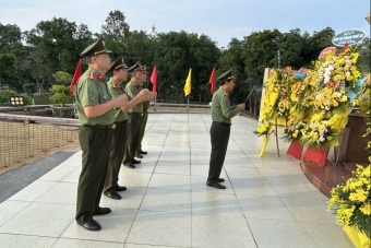 Hội Cựu CAND tỉnh Nghệ An dâng hương, dâng hoa tri ân các Anh hùng liệt sĩ