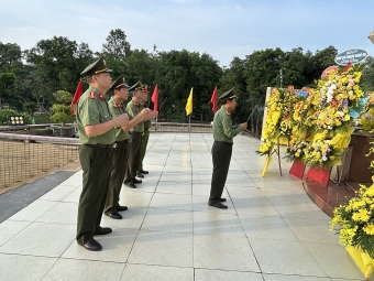 Hội Cựu CAND tỉnh Nghệ An dâng hương, dâng hoa tri ân các Anh hùng liệt sĩ