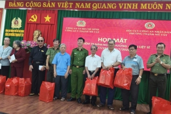 Trao quà tri ân thương binh, thân nhân liệt sĩ CAND tại phường Thạnh Mỹ Tây