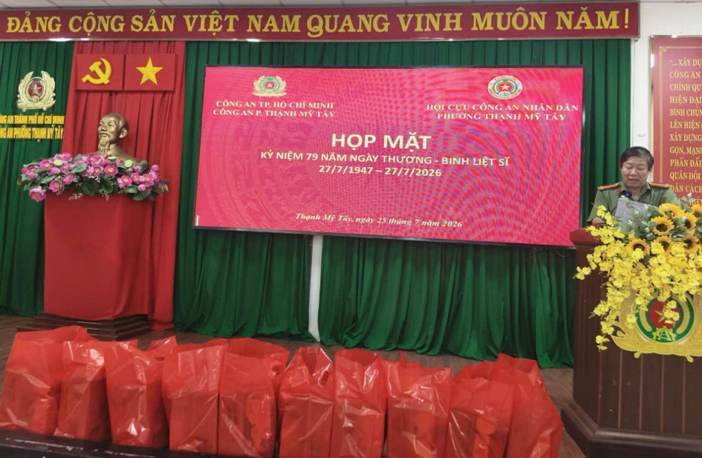 Trao quà tri ân thương binh, thân nhân liệt sĩ CAND tại phường Thạnh Mỹ Tây