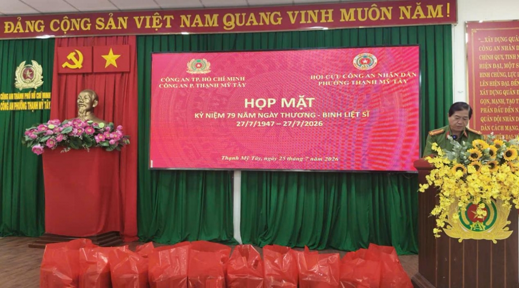 Trao quà tri ân thương binh, thân nhân liệt sĩ CAND tại phường Thạnh Mỹ Tây