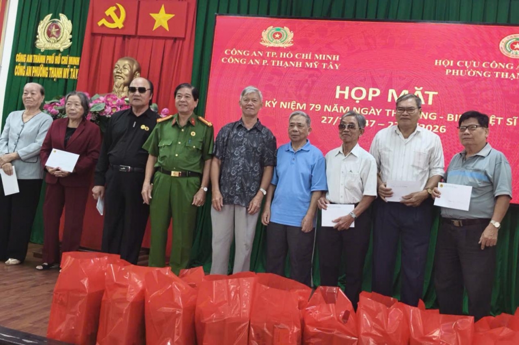 Trao quà tri ân thương binh, thân nhân liệt sĩ CAND tại phường Thạnh Mỹ Tây