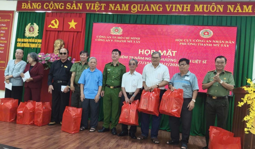 Trao quà tri ân thương binh, thân nhân liệt sĩ CAND tại phường Thạnh Mỹ Tây