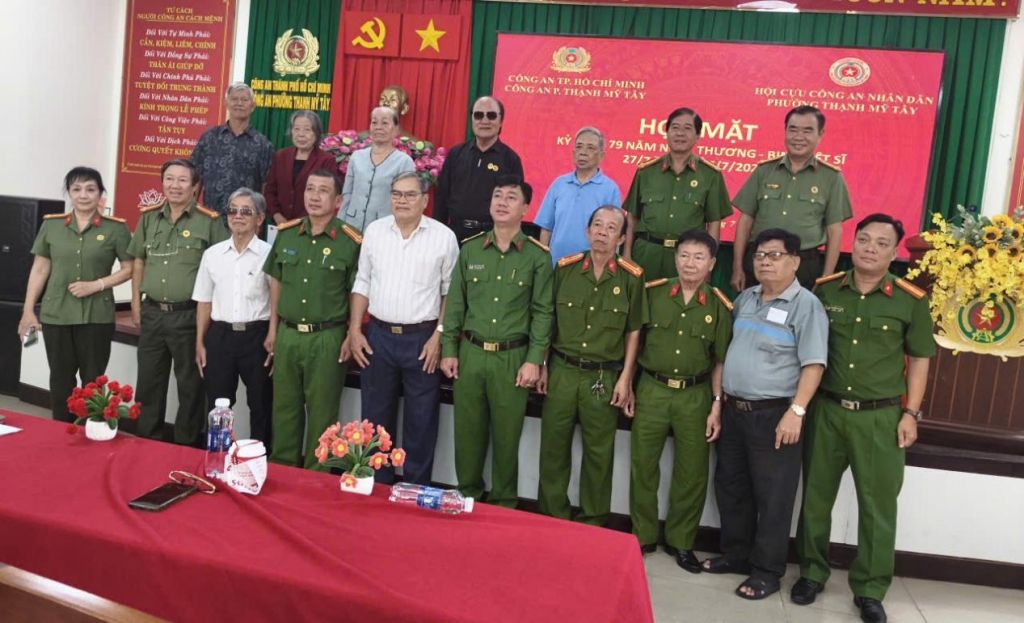 Trao quà tri ân thương binh, thân nhân liệt sĩ CAND tại phường Thạnh Mỹ Tây
