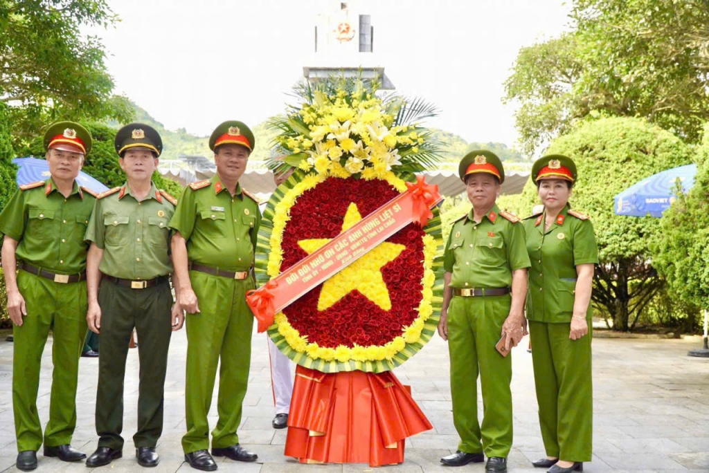 Ban Thường vụ Hội Cựu CAND tỉnh Lai Châu dâng hương tưởng niệm các Anh hùng Liệt sĩ