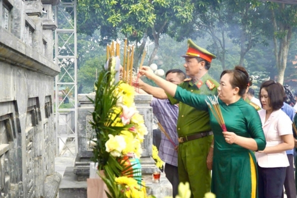 Ban Thường vụ Hội Cựu CAND tỉnh Lai Châu dâng hương tưởng niệm các Anh hùng Liệt sĩ