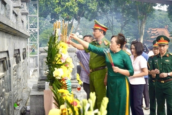 Ban Thường vụ Hội Cựu CAND tỉnh Lai Châu dâng hương tưởng niệm các Anh hùng Liệt sĩ