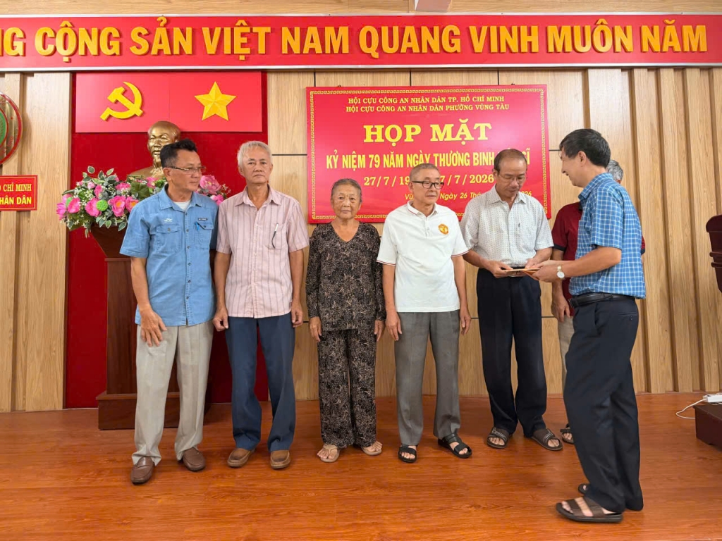 Hội Cựu CAND TP.HCM (Cụm 2) dâng hương tưởng niệm các Anh hùng, Liệt sĩ nhân ngày 27/7