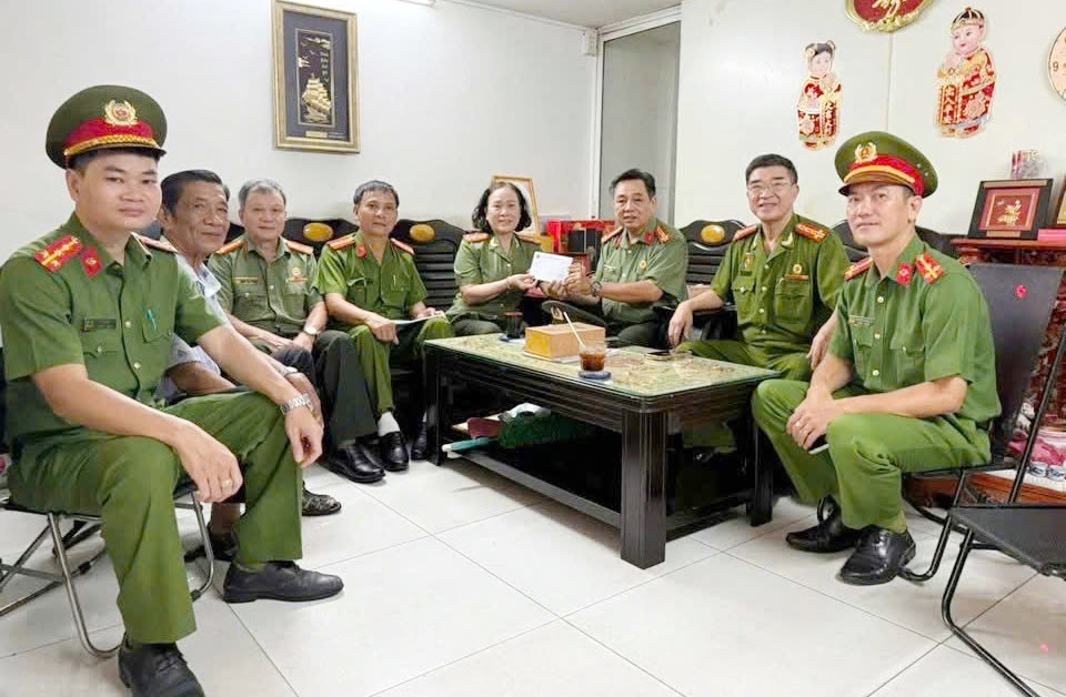 TP.HCM: Hội Cựu CAND phối hợp trao 700 phần quà tri ân thương binh, gia đình liệt sĩ