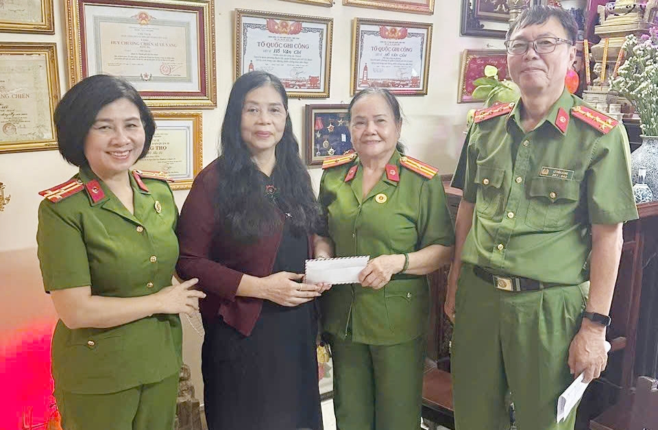TP.HCM: Hội Cựu CAND phối hợp trao 700 phần quà tri ân thương binh, gia đình liệt sĩ