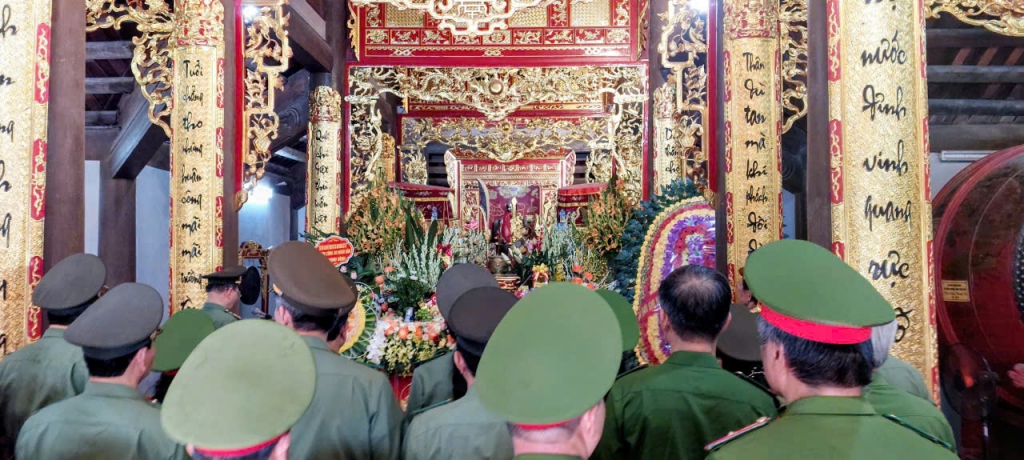 Hội Cựu CAND tỉnh Ninh Bình dâng hương tri ân các Anh hùng liệt sĩ và thăm thân nhân 10 nữ dân quân Lam Hạ