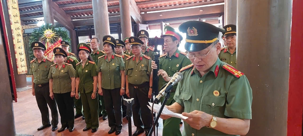 Hội Cựu CAND tỉnh Ninh Bình dâng hương tri ân các Anh hùng liệt sĩ và thăm thân nhân 10 nữ dân quân Lam Hạ