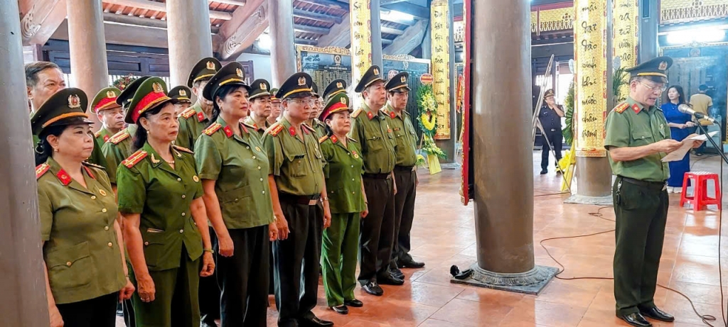 Hội Cựu CAND tỉnh Ninh Bình dâng hương tri ân các Anh hùng liệt sĩ và thăm thân nhân 10 nữ dân quân Lam Hạ