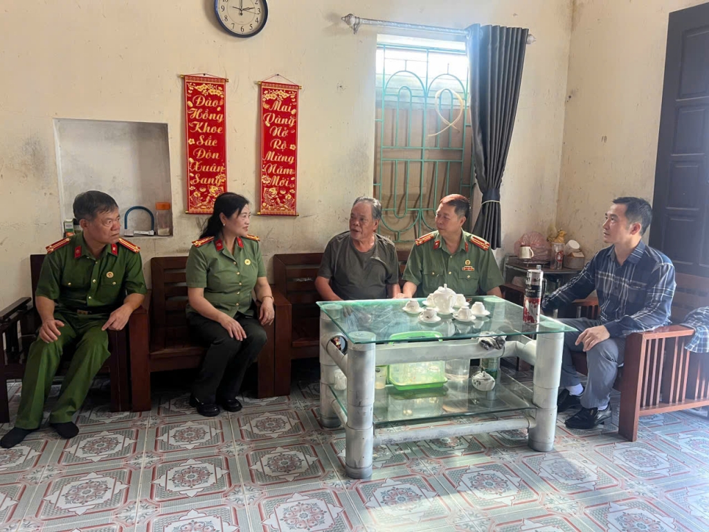 Hội Cựu CAND tỉnh Ninh Bình dâng hương tri ân các Anh hùng liệt sĩ và thăm thân nhân 10 nữ dân quân Lam Hạ