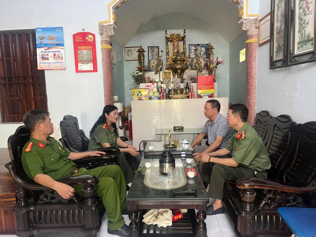 Hội Cựu CAND tỉnh Ninh Bình dâng hương tri ân các Anh hùng liệt sĩ và thăm thân nhân 10 nữ dân quân Lam Hạ