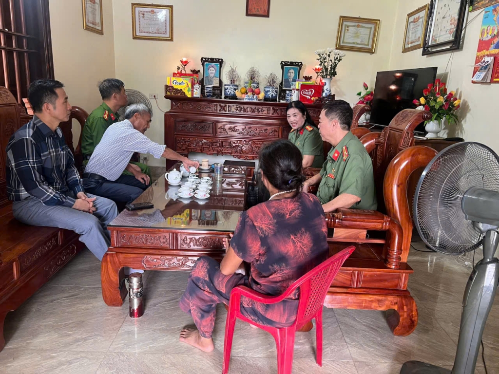 Hội Cựu CAND tỉnh Ninh Bình dâng hương tri ân các Anh hùng liệt sĩ và thăm thân nhân 10 nữ dân quân Lam Hạ