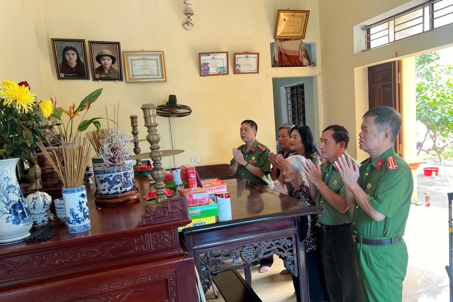 Hội Cựu CAND tỉnh Ninh Bình dâng hương tri ân các Anh hùng liệt sĩ và thăm thân nhân 10 nữ dân quân Lam Hạ