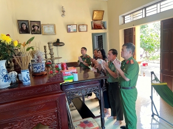Hội Cựu CAND tỉnh Ninh Bình dâng hương tri ân các Anh hùng liệt sĩ và thăm thân nhân 10 nữ dân quân Lam Hạ