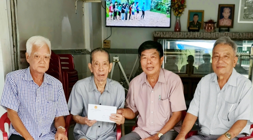 Cần Thơ: Chi hội Cựu CAND phường Cái Khế tri ân các gia đình chính sách nhân ngày 27/7