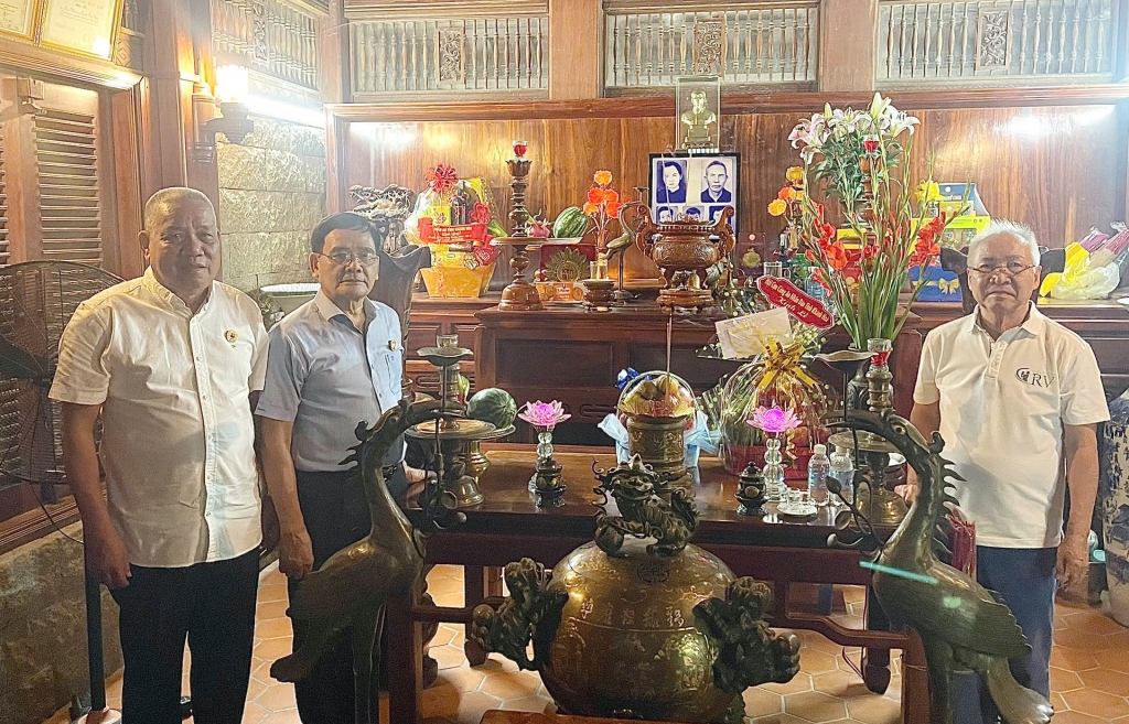 Hội Cựu CAND tỉnh Khánh Hòa thăm và tặng quà hội viên là thương binh, thân nhân liệt sĩ
